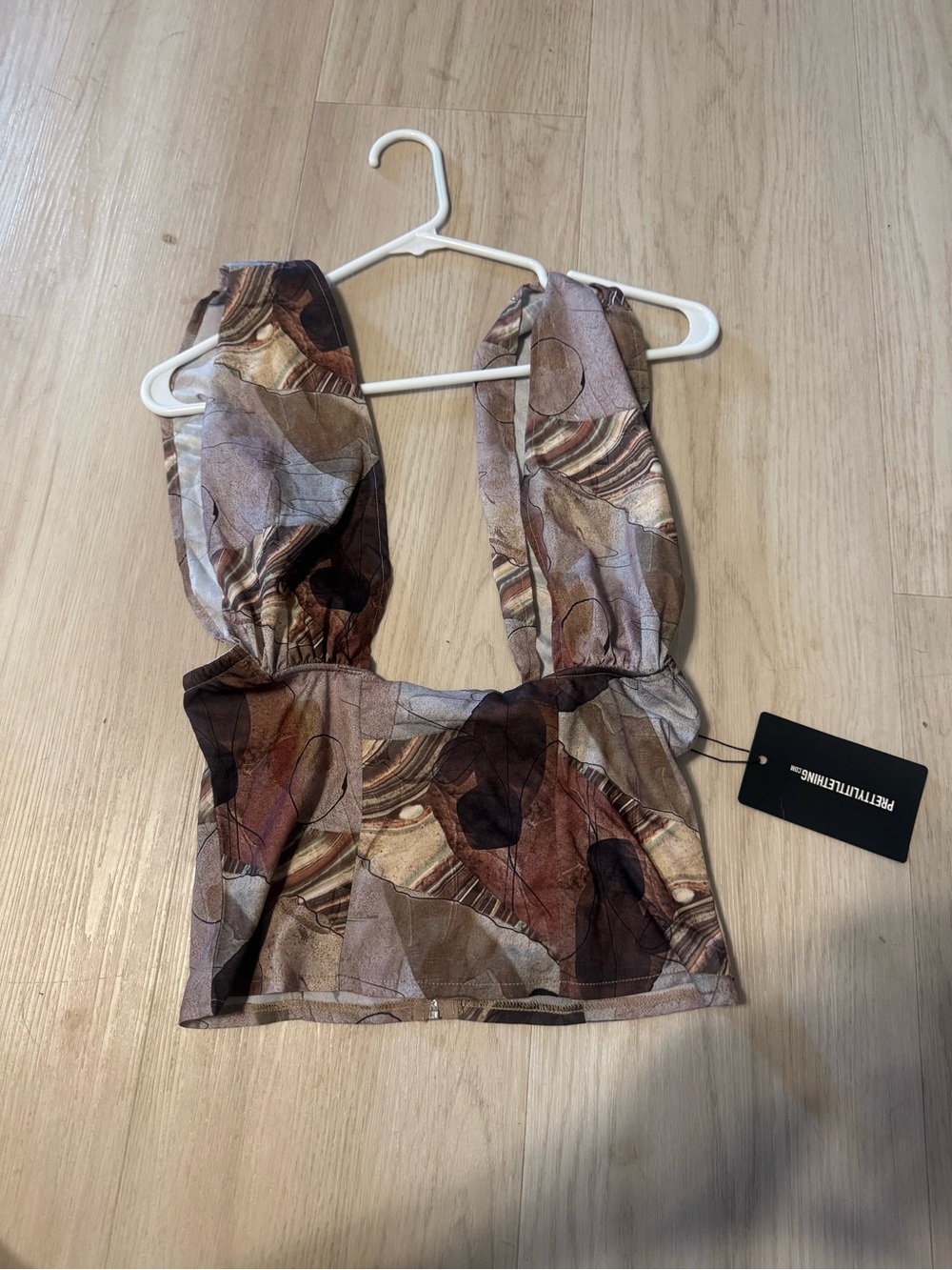 PRETTYLITTLETHING Brown Abstract Print Plunge Crop Cami